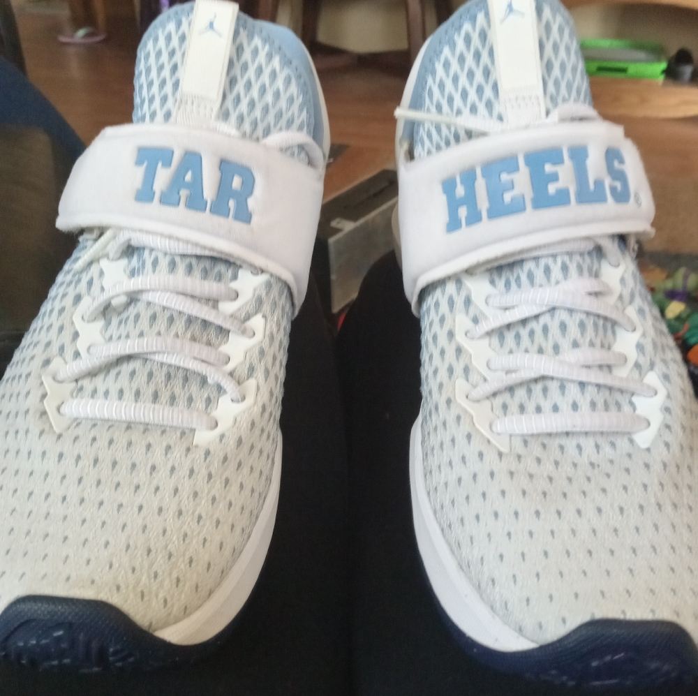 UNC North Carolina Tar Heels Air Jordan Team Players 2018 Edition Shoes 9.5 - Picture 1 of 6